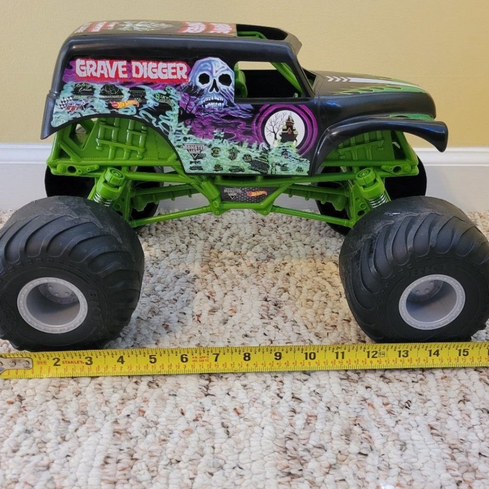 Hot Wheels Monster Jam Truck grave digger Large Giant XL 1/24